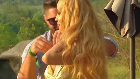 Imagini incendiare la Insula Iubirii: Flore a trecut la artileria grea, a făcut striptease pentru Ionuţ VIDEO