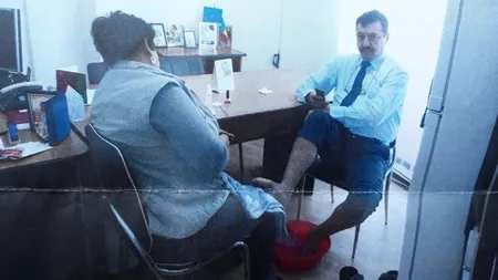 Reacţia femeii de serviciu care îi făcea pedichiura şefului unei direcţii din Gorj: 