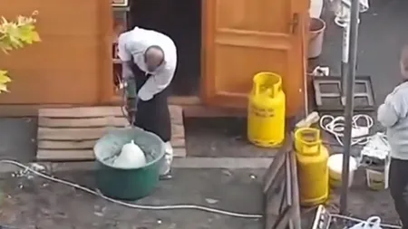 Gogoşi frământate cu bormaşina de şantier printre gunoaie. Un consumator a filmat toată scena VIDEO