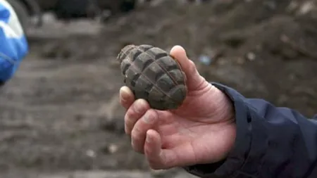 Un elev a adus la şcoală o grenadă. Tatăl lui o găsise pe un teren şi o ţinea ca bibelou în casă