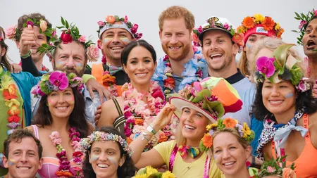 Prinţul Harry şi soţia lui au renunţat la încălţăminte. Imagini cu cei doi într-un loc faimos din Sydney FOTO