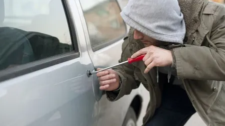 Patru bărbaţi au fost reţinuţi după ce au spart, într-o singură noapte, nouă autoturisme parcate în Craiova