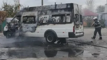 Panică pe o şosea din Olt. Un microbuz plin cu pasageri a luat foc