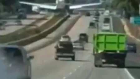 PANICĂ PE AUTOSTRADĂ. Un avion a aterizat printre maşini VIDEO