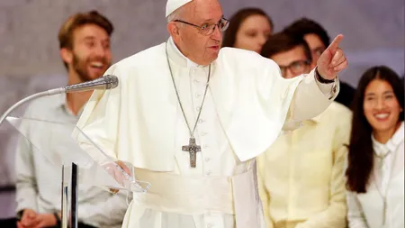 Papa Francisc va purta la Şumuleu Ciuc un veşmânt creat special pentru acel moment de un designer român