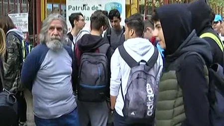 Protest la o şcoală din Capitală. Părinţii şi elevii sunt nemulţumiţi de comportamentul unei profesoare