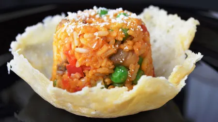 Risotto în coşuleţe de parmezan