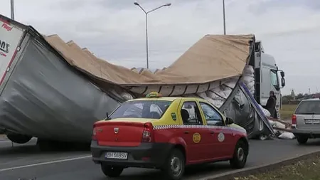 Accident în Oradea: un TIR s-a rupt în timpul mersului FOTO