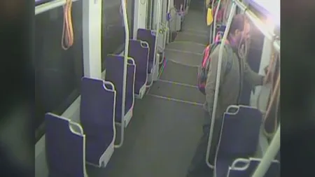 Bărbat căutat de poliţie după ce a fost filmat în timp ce vandaliza un tramvai modernizat recent cu jumătate de milion euro