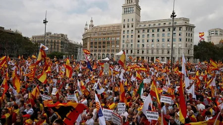 Zeci de mii de persoane au demonstrat cu ocazia Sărbătorii Naţionale a Spaniei. Susţinătorii catalani, dezavuaţi