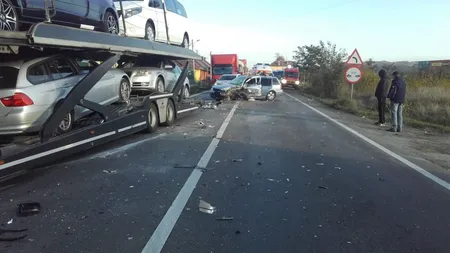 Bebeluş de 9 luni, rănit într-un accident provocat de mamă. Femeia a intrat cu maşina într-un TIR
