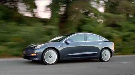Noua versiune Tesla Model 3 este gata de livrare. Preţul este de 45.000 de dolari şi autonomia de peste 400 km