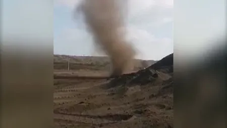 Imagini spectaculoase la o carieră minieră din Gorj. Un vârtej de praf de cărbune i-a luat prin surprindere pe angajaţi