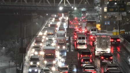 Prima ninsoare în New York din această iarnă a provocat haos în trafic VIDEO