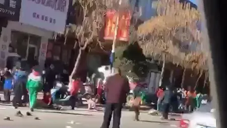 O maşină a intrat într-un grup de copii în China. Sunt cel puţin 5 morţi şi 18 răniţi