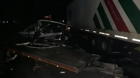 Circulaţie blocată pe Valea Oltului după coliziunea între un autocamion şi o platformă cu două autoturisme