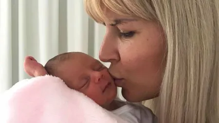 Elena Udrea, în rol de mamă de şapte luni. Cum arată fetiţa Eva Maria