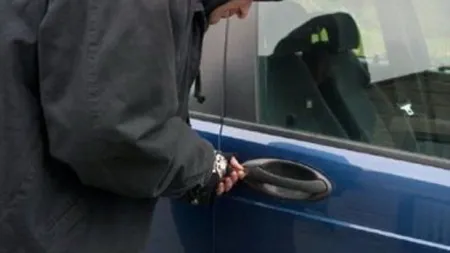 Percheziţii la persoane suspectate de furturi din maşini