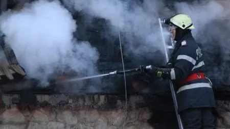 Incendiu puternic într-un bloc din Constanţa. 17 persoane au fost evacuate de urgenţă
