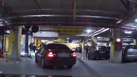 Încă un accident şocant în parcare la mall. Un şofer a intrat în plin într-un grup de oameni VIDEO