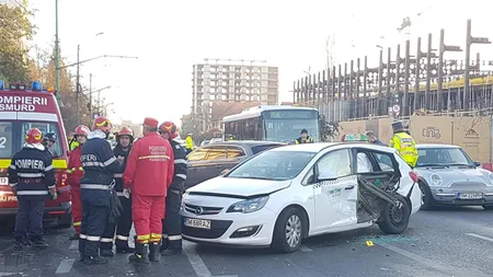 Accident grav, sub ochii poliţiştilor. O tânără a rămas încarcerată într-un taxi