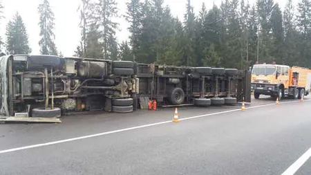 Un TIR încărcat cu material lemnos s-a răsturnat pe DN 17 Vatra Dornei - Bistriţa