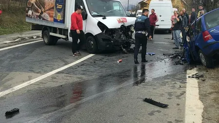 Accident rutier pe Valea Oltului. Trei persoane sunt rănite, iar drumul a fost blocat
