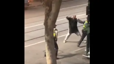 Atac terorist în Melbourne: O persoană a murit, altele sunt rănite după ce au fost înjunghiate. Atacatorul a murit