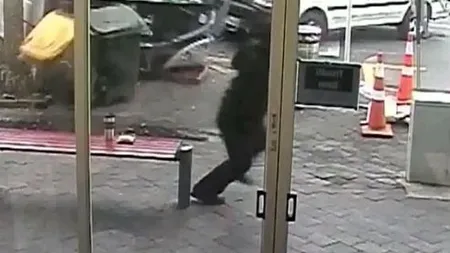 Imagini teribile din faţa unei şcoli. Un autobuz e scăpat de sub control, un om se salvează în ultima clipă VIDEO