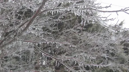 Un fenomen meteo periculos loveşte România: ploie îngheţată, urmată de ninsoare şi ger