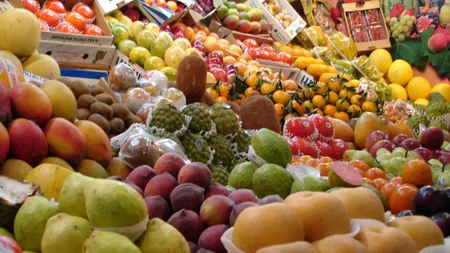 Atenţie la fructele din comerţ. Eticheta îţi arată dacă au fost stropite cu pesticid