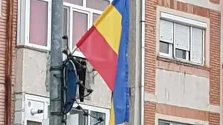 Steaguri greşite arborate de Centenar. La Haţeg, culorile roşu, galben şi albastru sunt tipărite invers