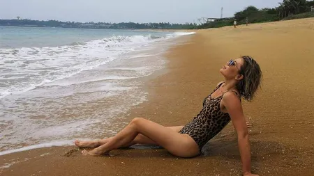 Gina Pistol a ieşit la plajă la oceanul Indian. Cum arată iubita lui Smiley în costum de baie FOTO