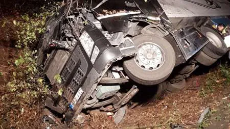 Şoferul unui camion cu numere de Ungaria a decedat într-un accident pe DN7 după ce a adormit la volan