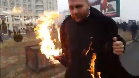 GEST EXTREM: Un preot şi-a dat foc în faţa Catedralei Mântuirii Neamului, chiar în timpul slujbei de sfinţire VIDEO