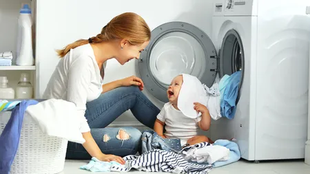 7 lucruri plictisitoare pe care le face o mamă. Le recunoşti?