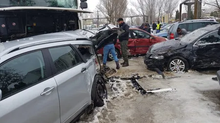 Un şofer de tir beat a făcut prăpăd într-o parcare din Iaşi. A distrus opt maşini VIDEO