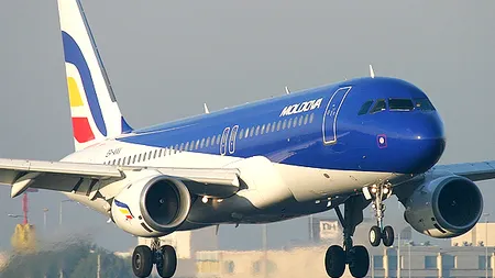 Incident într-un avion care mergea la Chişinău. Un pasager a vrut să deschidă uşa în zbor, un deputat la imobilizat