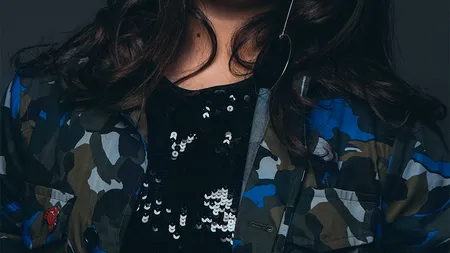 Povestea fabuloasă a ELLEI RAE, cântăreaţa care vrea să cucerească scena muzicală din România! Cum sună piesa ei de debut