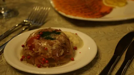 REŢETE DE CRĂCIUN: Piftie de porc