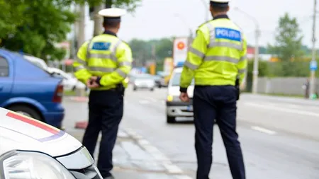 Patru adolescenţi au furat o maşină şi au plecat într-o cursă nebună pe străzi