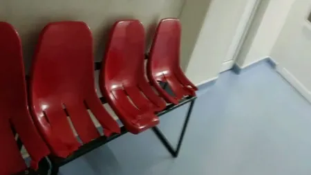 Imagini revoltătoare din spital. Scaune pentru pacienţi, rupte la Fundeni VIDEO