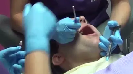 O româncă stomatolog a fost condamnată la închisoare cu suspendare, în Franţa, după ce a mutilat mai mulţi oameni