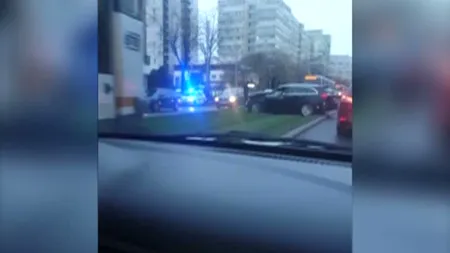 Tramvaiele liniei 55 blocate în Pantelimon din cauza unui accident. O maşină a rămas blocată pe şine