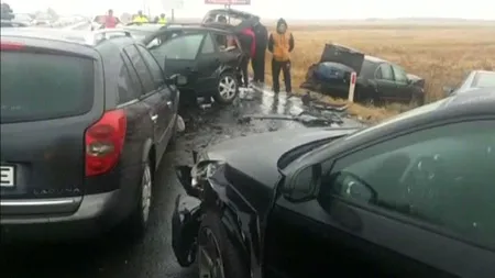 Accident în lanţ cu ŞAPTE maşini şi o ambulanţă pe DN1. Circulaţia rutieră, blocată în Băneşti. Două persoane sunt rănite