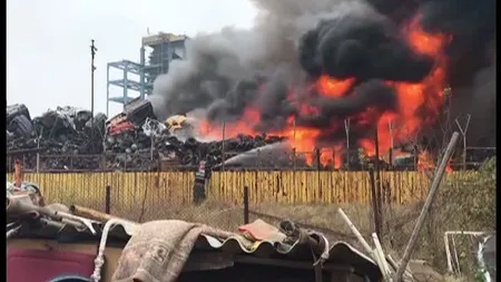 Incendiu la un depozit de dezmembrări auto din Craiova UPDATE