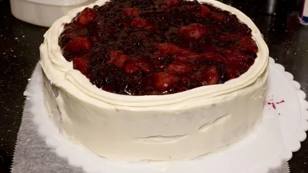 Tort de iaurt cu fructe de pădure