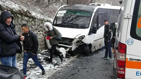 Tamponare frontală între un microbuz şi un autoturism. Două victime sunt încarcerate