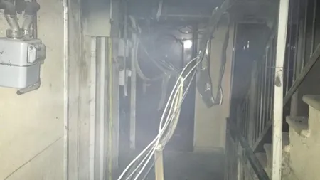 Incendiu puternic într-un bloc din Filiaşi: Un bărbat a murit. Trei persoane, între care doi copii, s-au intoxicat cu fum