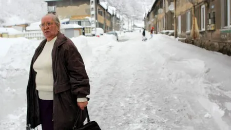 Blocuri afectate de căderile masive de zăpadă. Zeci de familii au fost evacuate